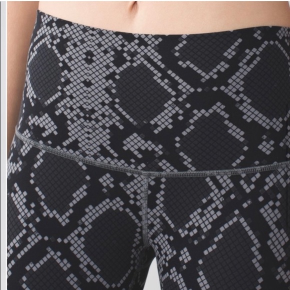 Lululemon WunderUnder Crop Legging Simply Ziggy Snake Deep Coal 6 - Picture 13 of 13